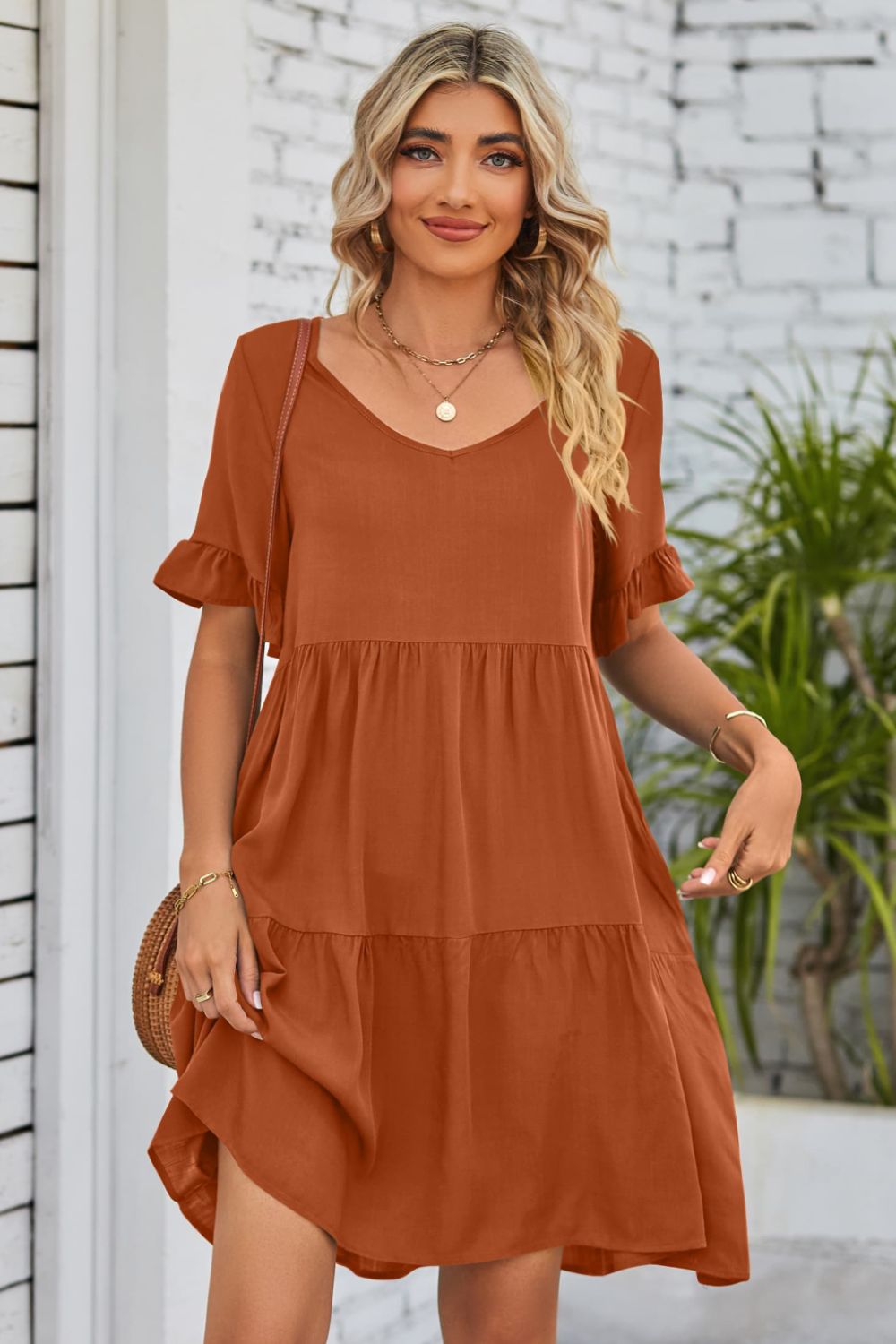 Vestido con escote en V, mangas con volantes y capas