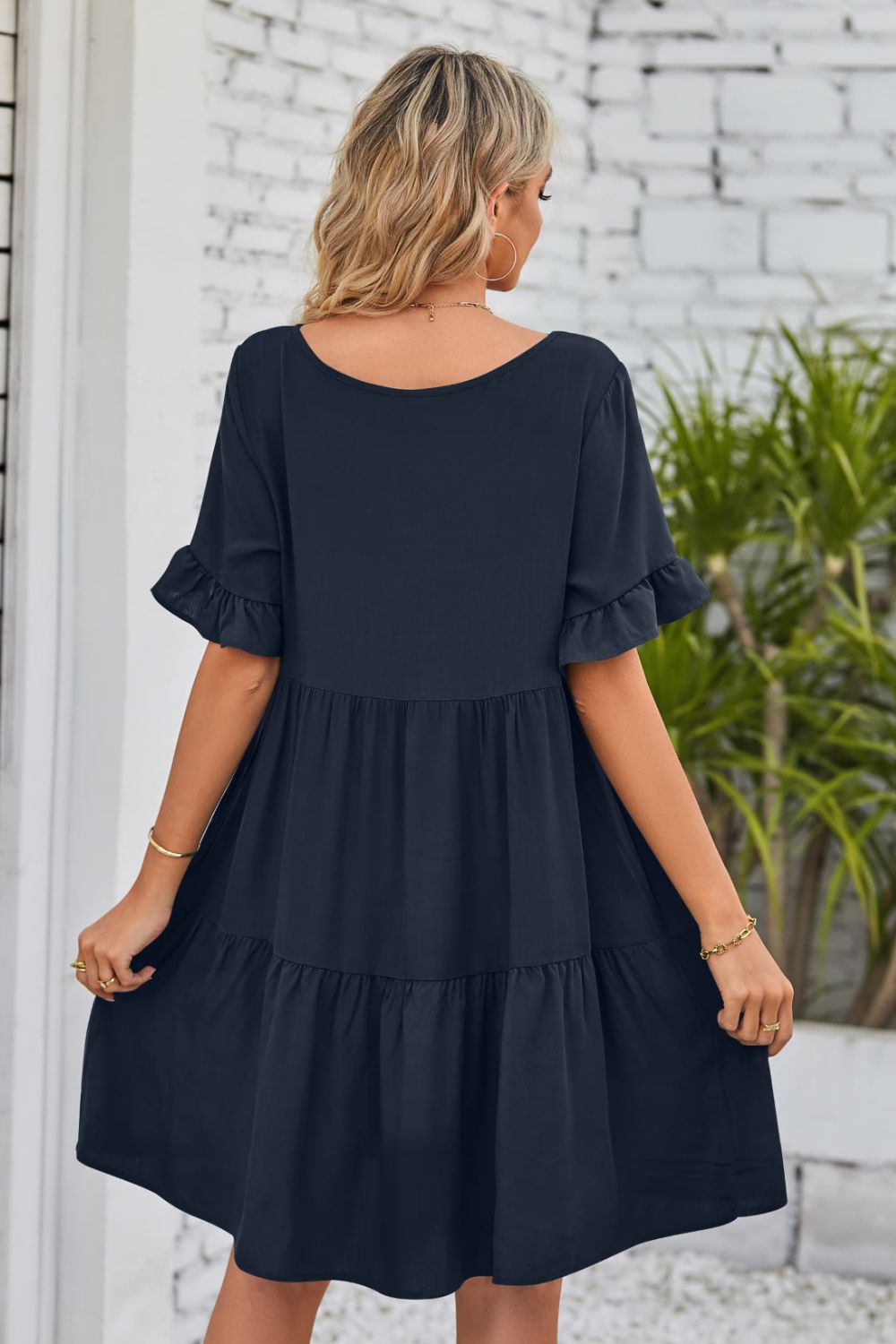 Vestido con escote en V, mangas con volantes y capas