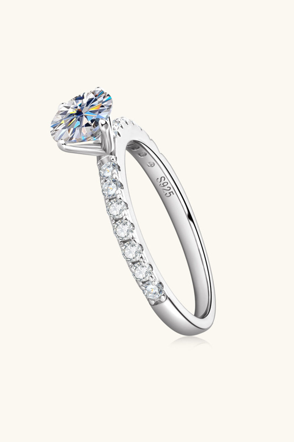 Anillo de piedra lateral con baño de platino y moissanita