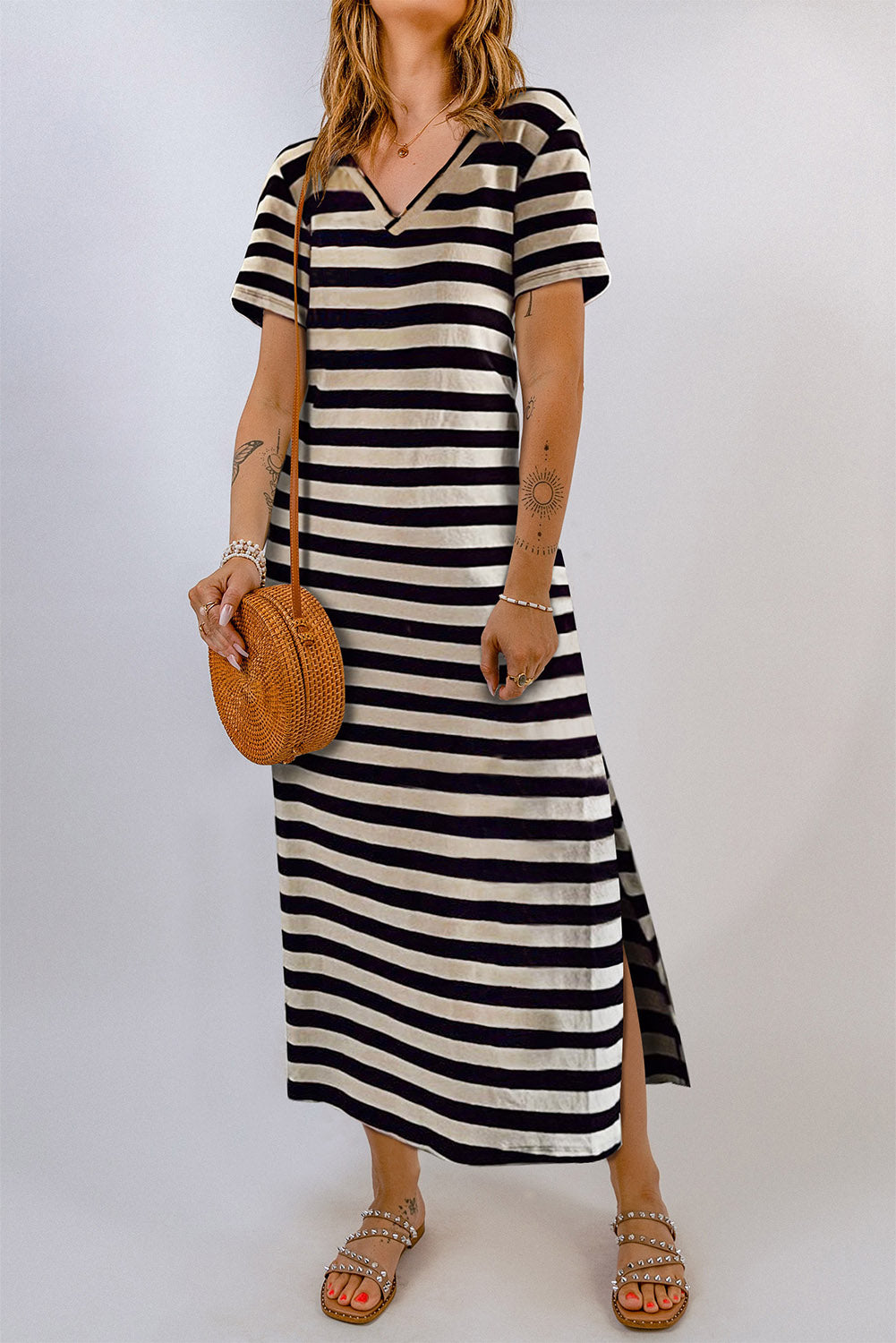 Vestido de rayas con escote en V, manga corta y abertura lateral