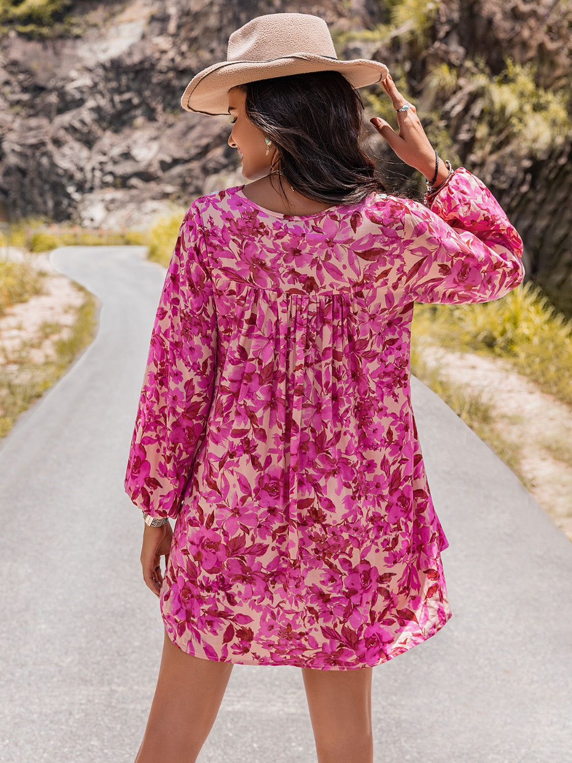 Vestido mini con escote en V y manga larga