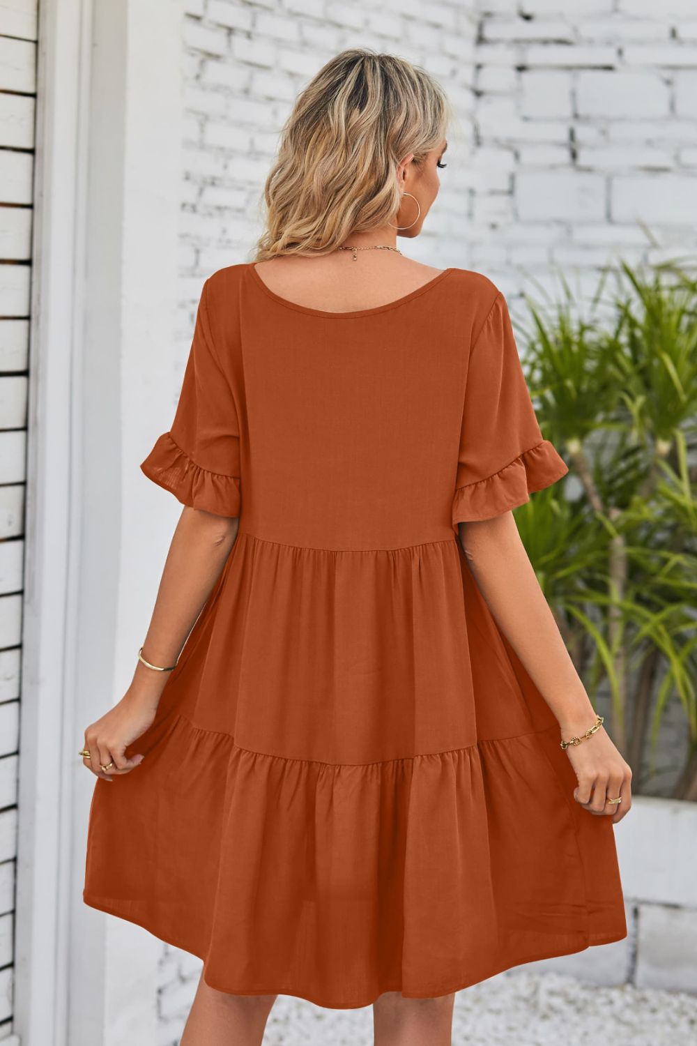 Vestido con escote en V, mangas con volantes y capas