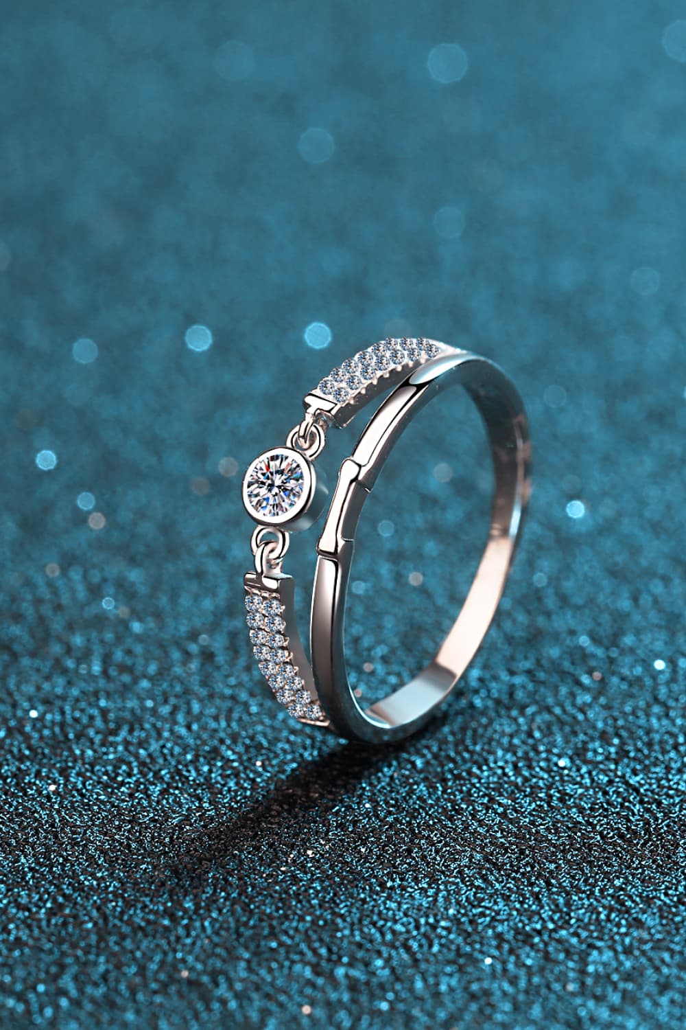 Anillo chapado en rodio con moissanita recortada