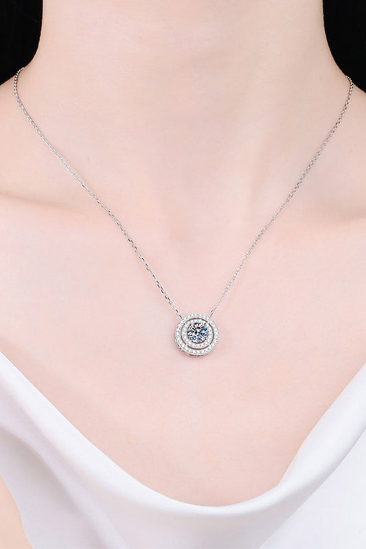 Collar chapado en rodio con colgante redondo de moissanita