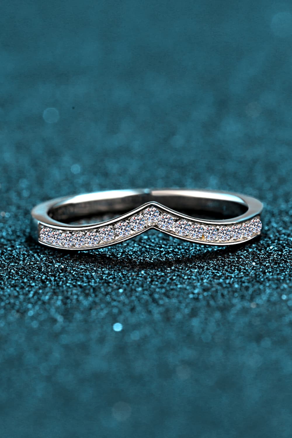 Anillo minimalista moissanite chapado en rodio