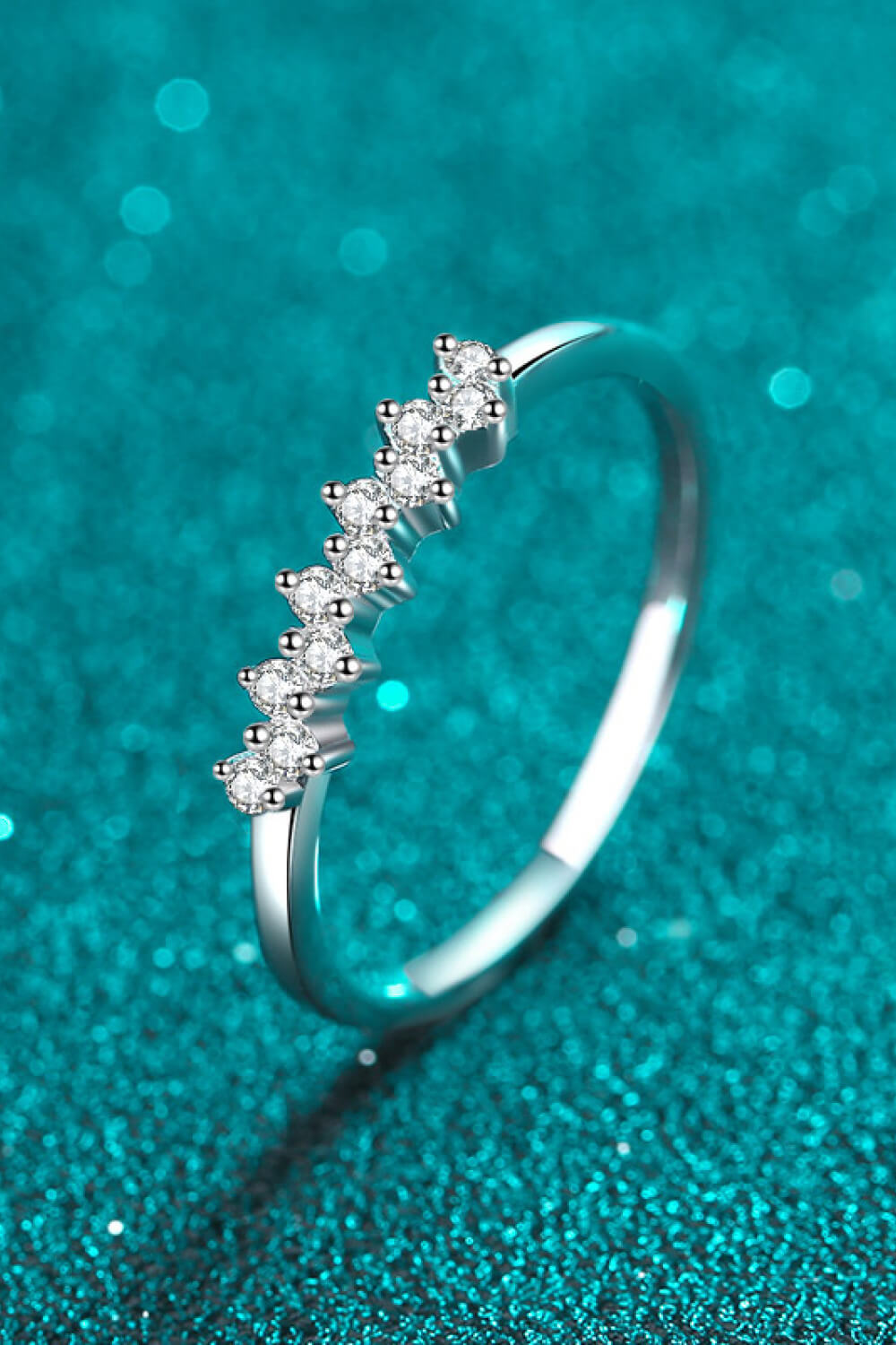 Llamativo anillo de moissanita de plata esterlina 925