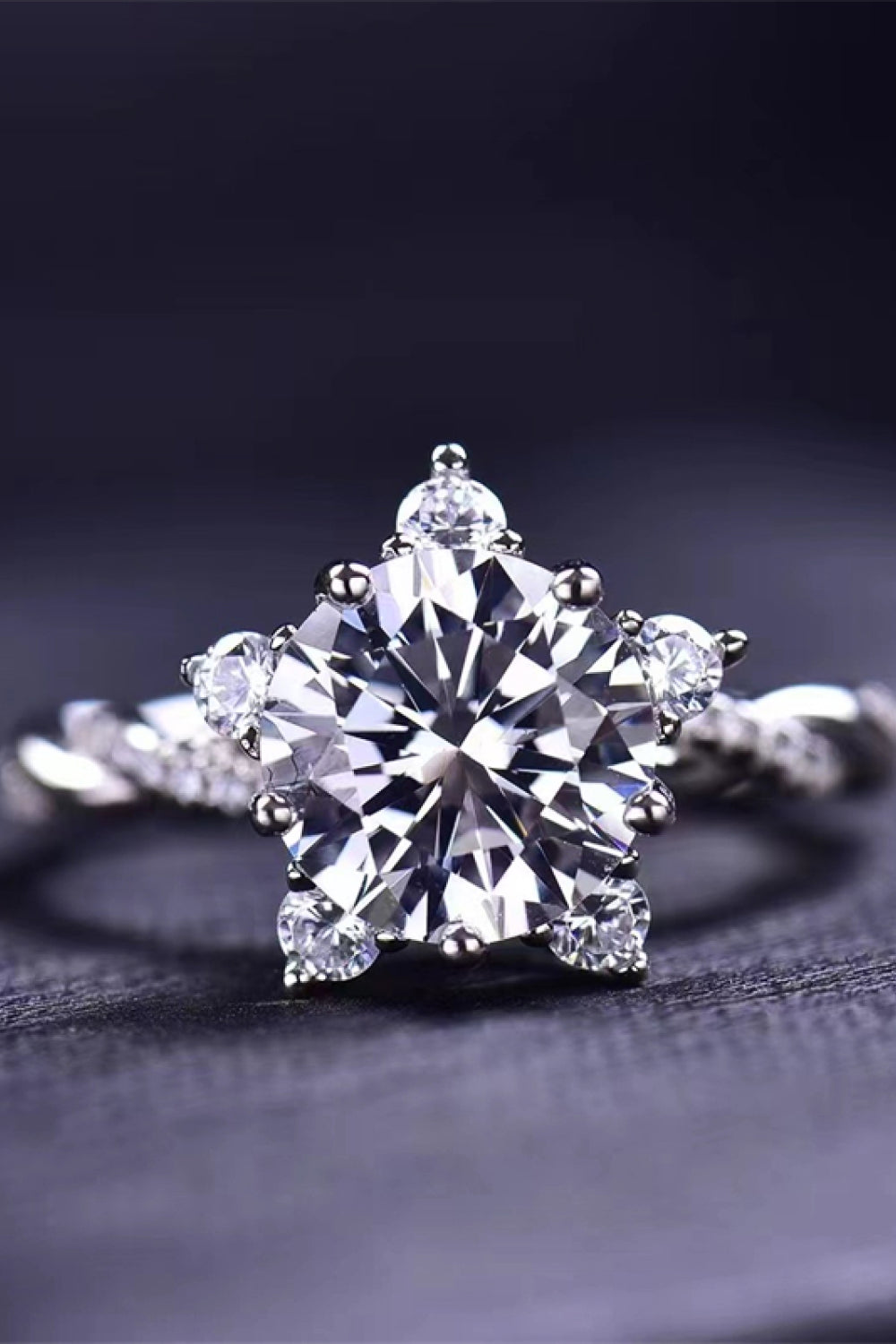 Anillo torcido de moissanita de 3 quilates