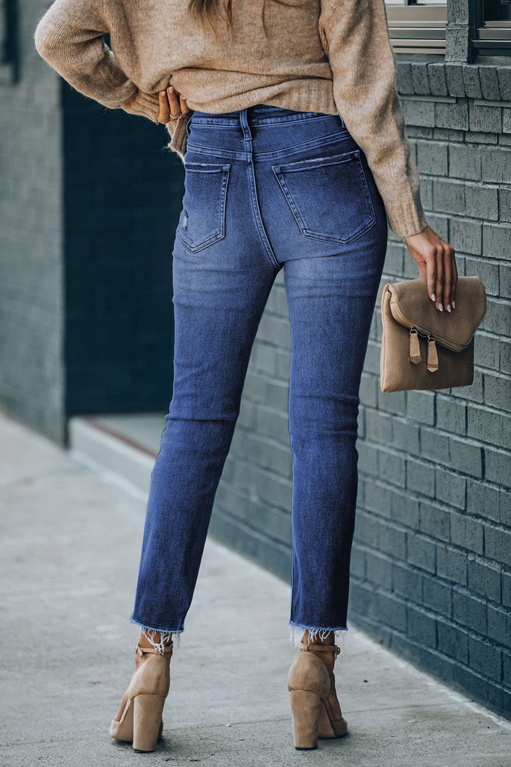 Jeans ajustados con cintura alta y dobladillo sin rematar