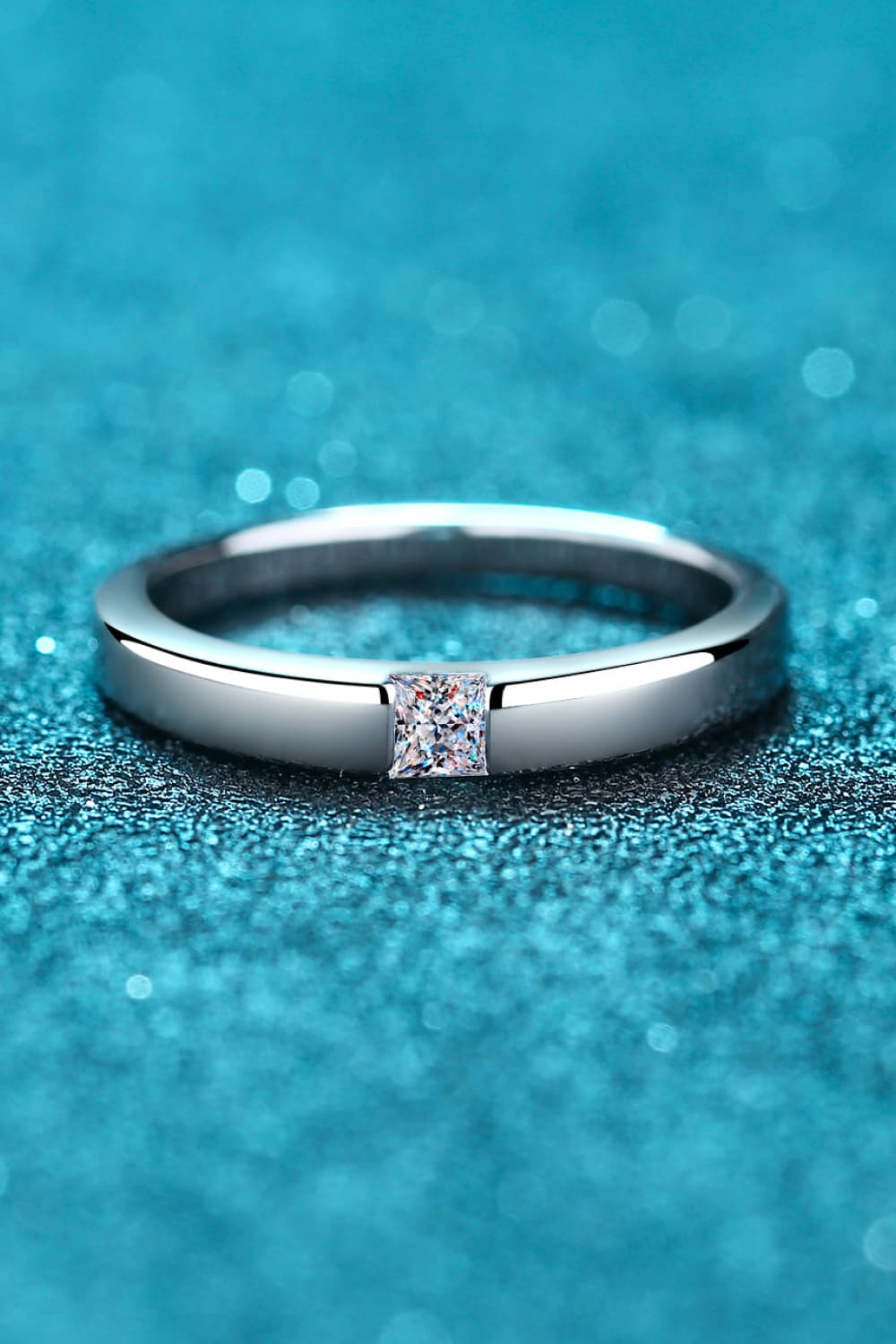 Anillo chapado en rodio con incrustaciones de moissanita