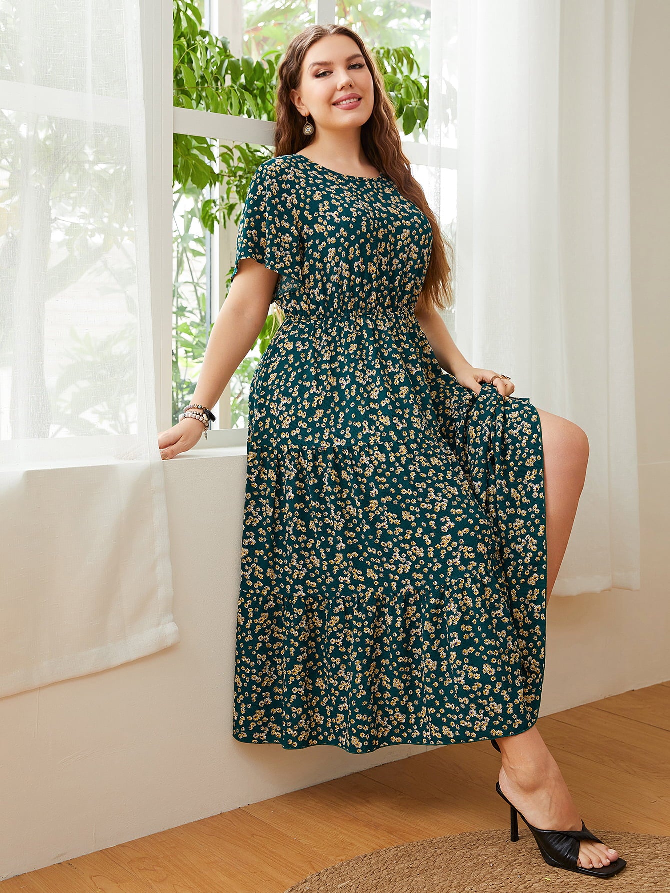 Vestido midi de manga corta con cuello redondo y estampado floral de talla grande