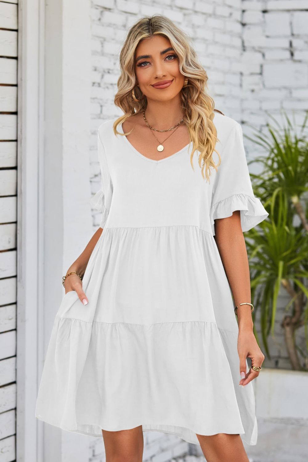 Vestido con escote en V, mangas con volantes y capas