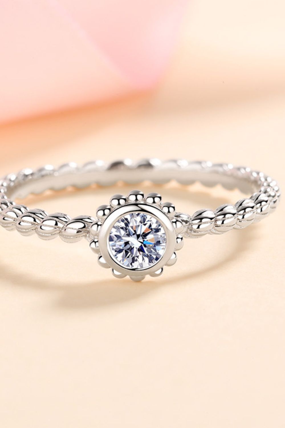 Anillo de moissanita con baño de rodio