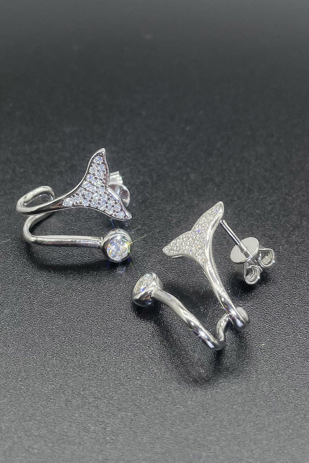 Aretes de moissanita con cola de pez y baño de rodio