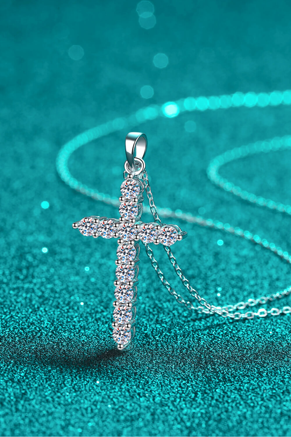 Collar de moissanita con cruz de plata de ley 925