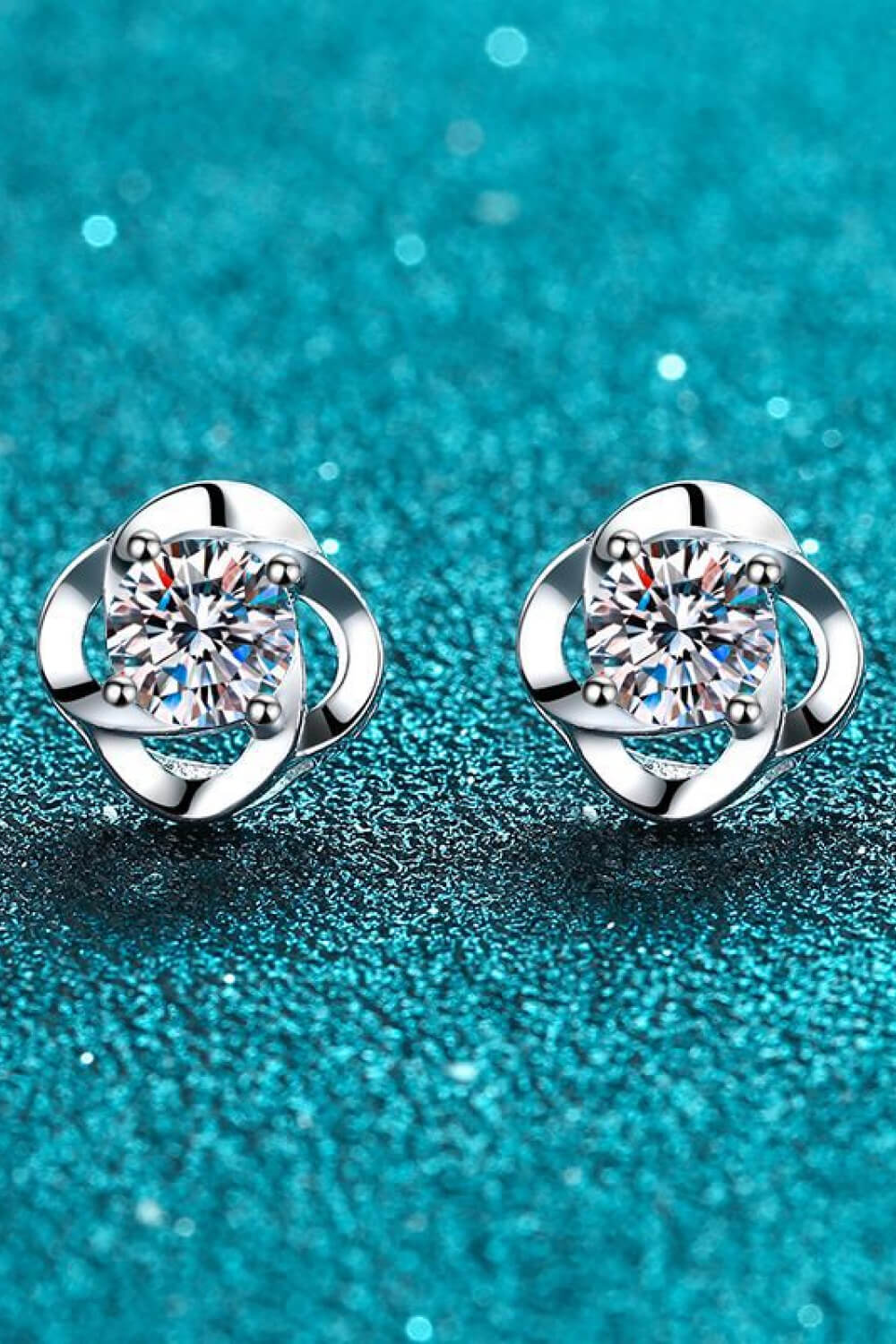 It's Your Day Moissanite Pendientes de botón chapados en rodio