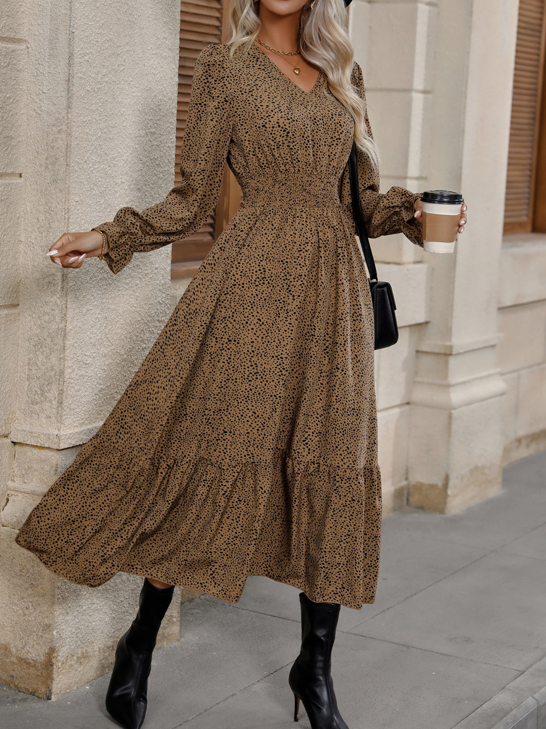 Vestido con escote en V, mangas con volantes y dobladillo fruncido