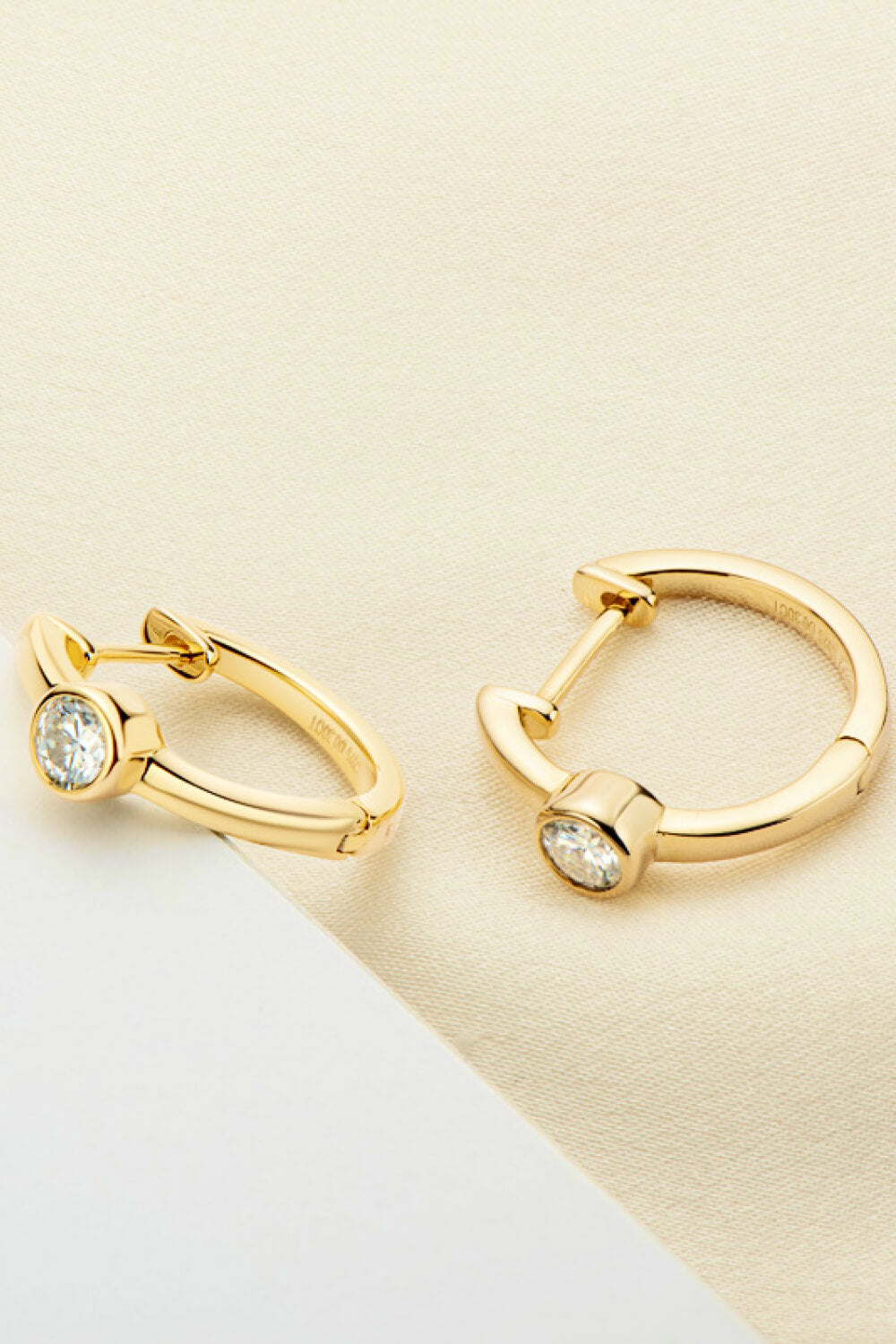 Aretes Huggie de moissanita con incrustaciones chapados en oro de 18 k
