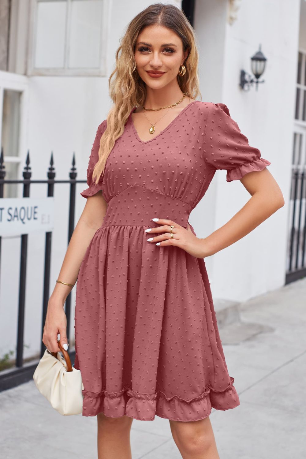Vestido con escote en V y mangas con volantes y ribete de lunares suizos