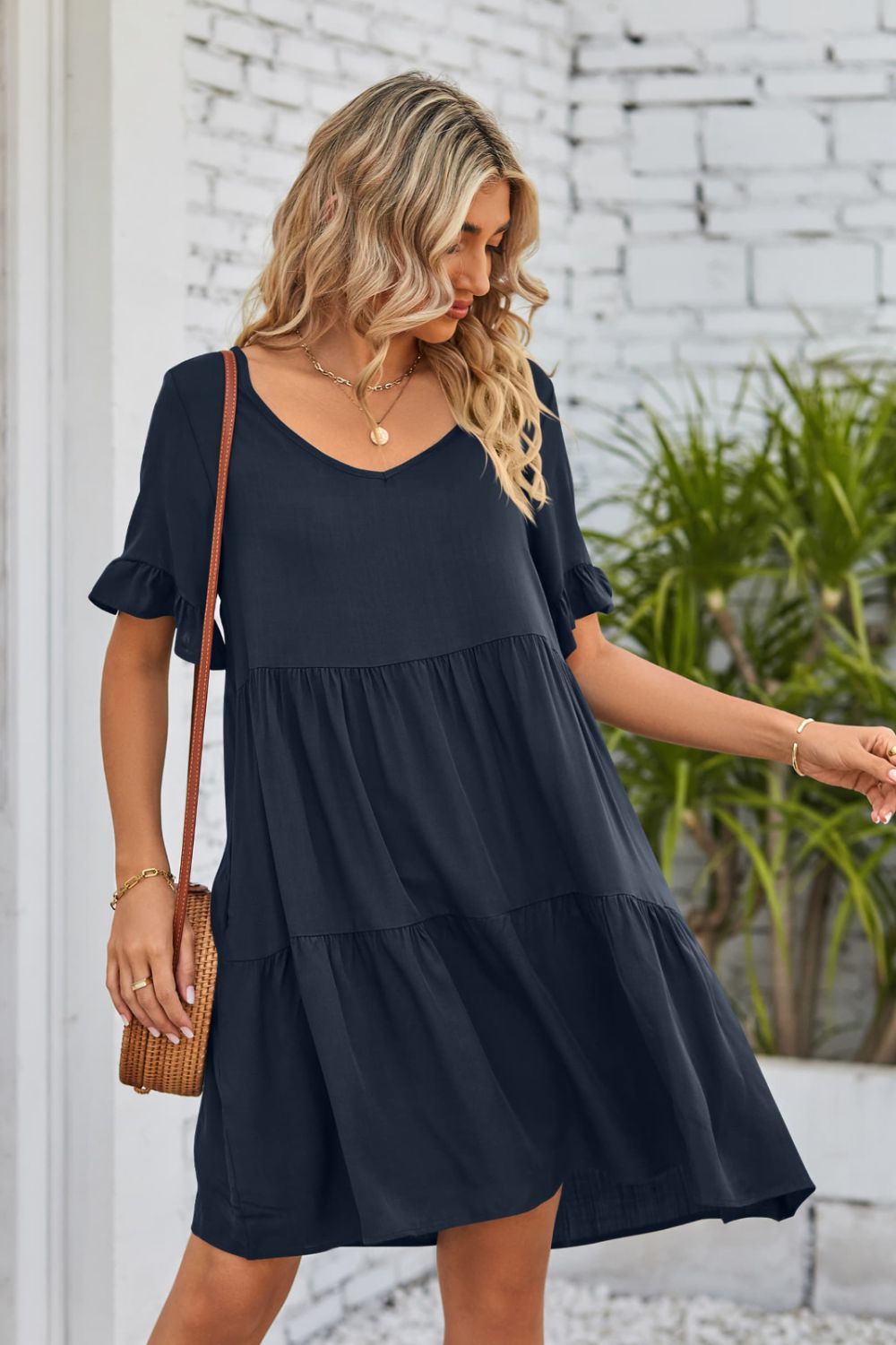 Vestido con escote en V, mangas con volantes y capas