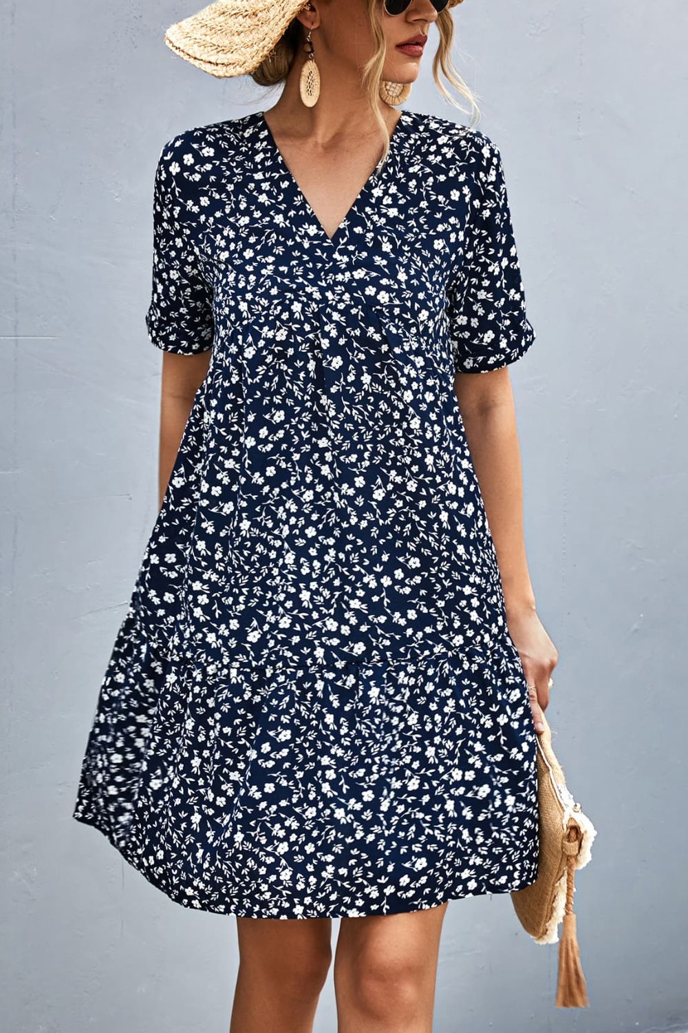 Vestido estilo imperio con escote pronunciado y manga corta con estampado floral ditsy