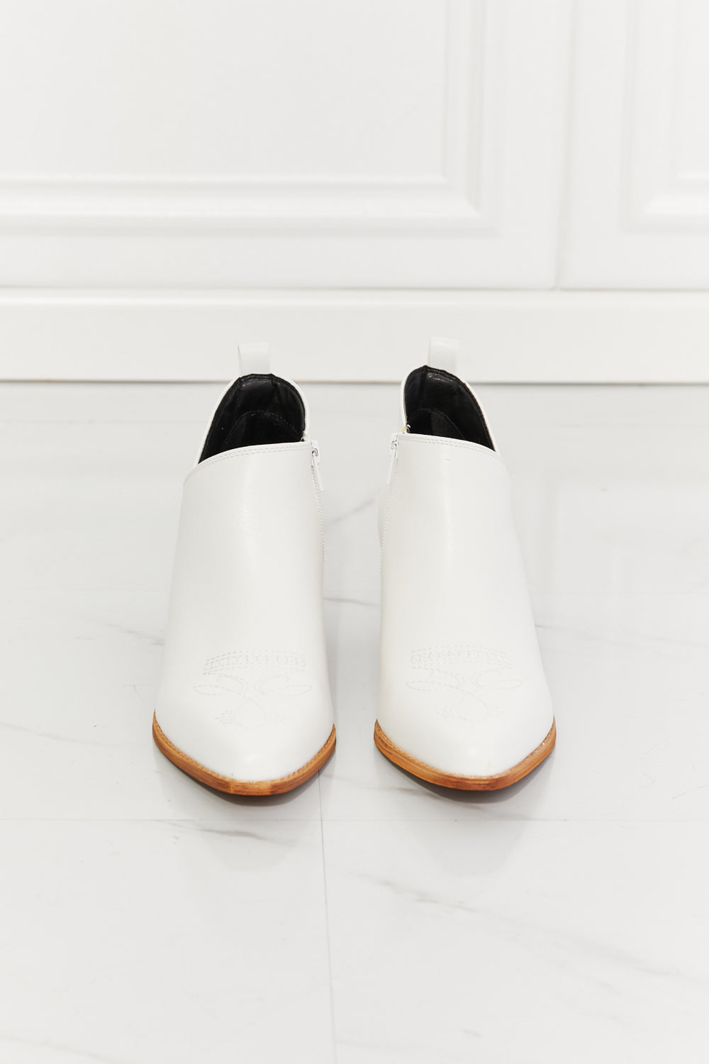 MMShoes Trust Yourself Botines de vaquero cruzados bordados en blanco