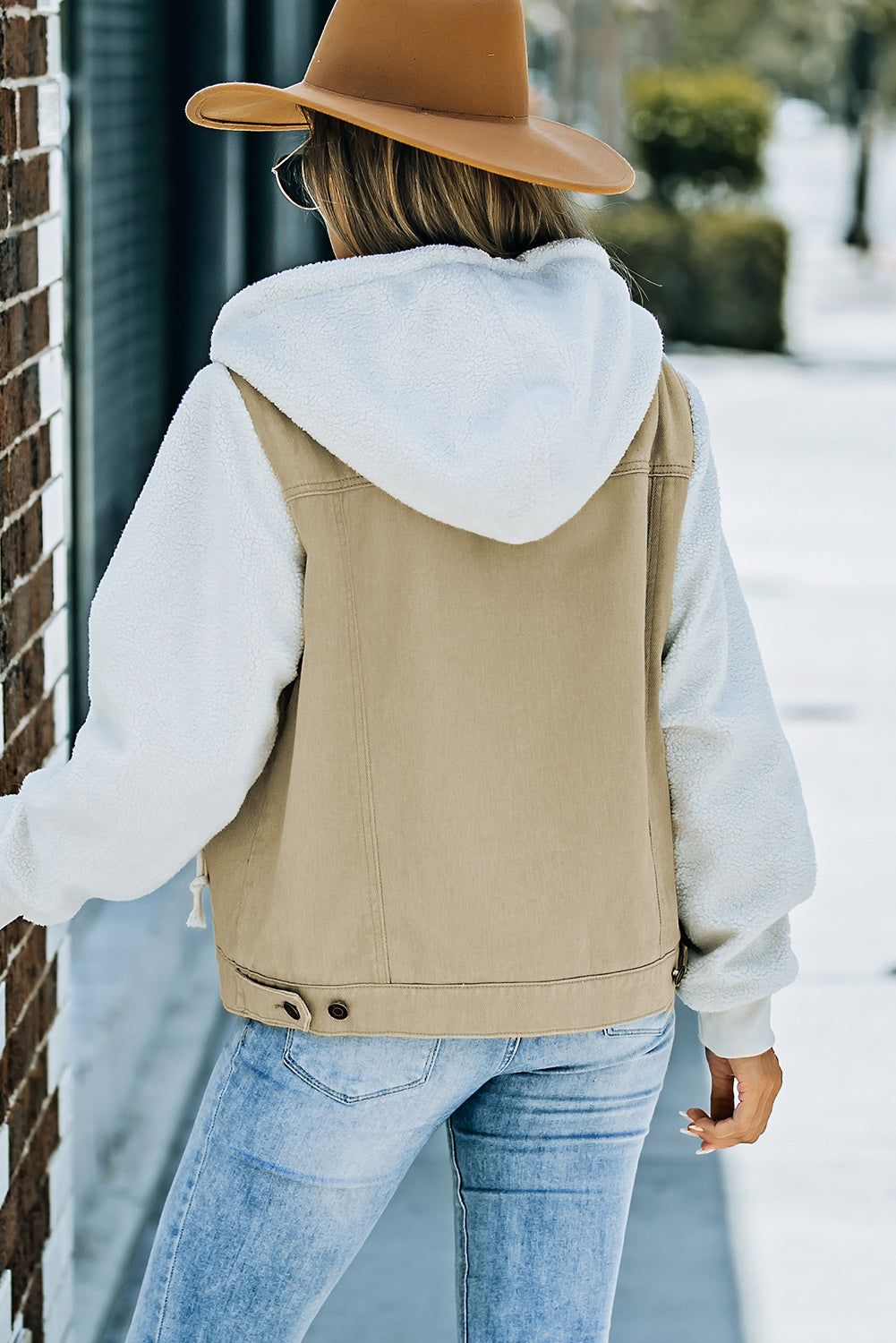 Chaqueta vaquera con capucha y sherpa empalmados en dos tonos