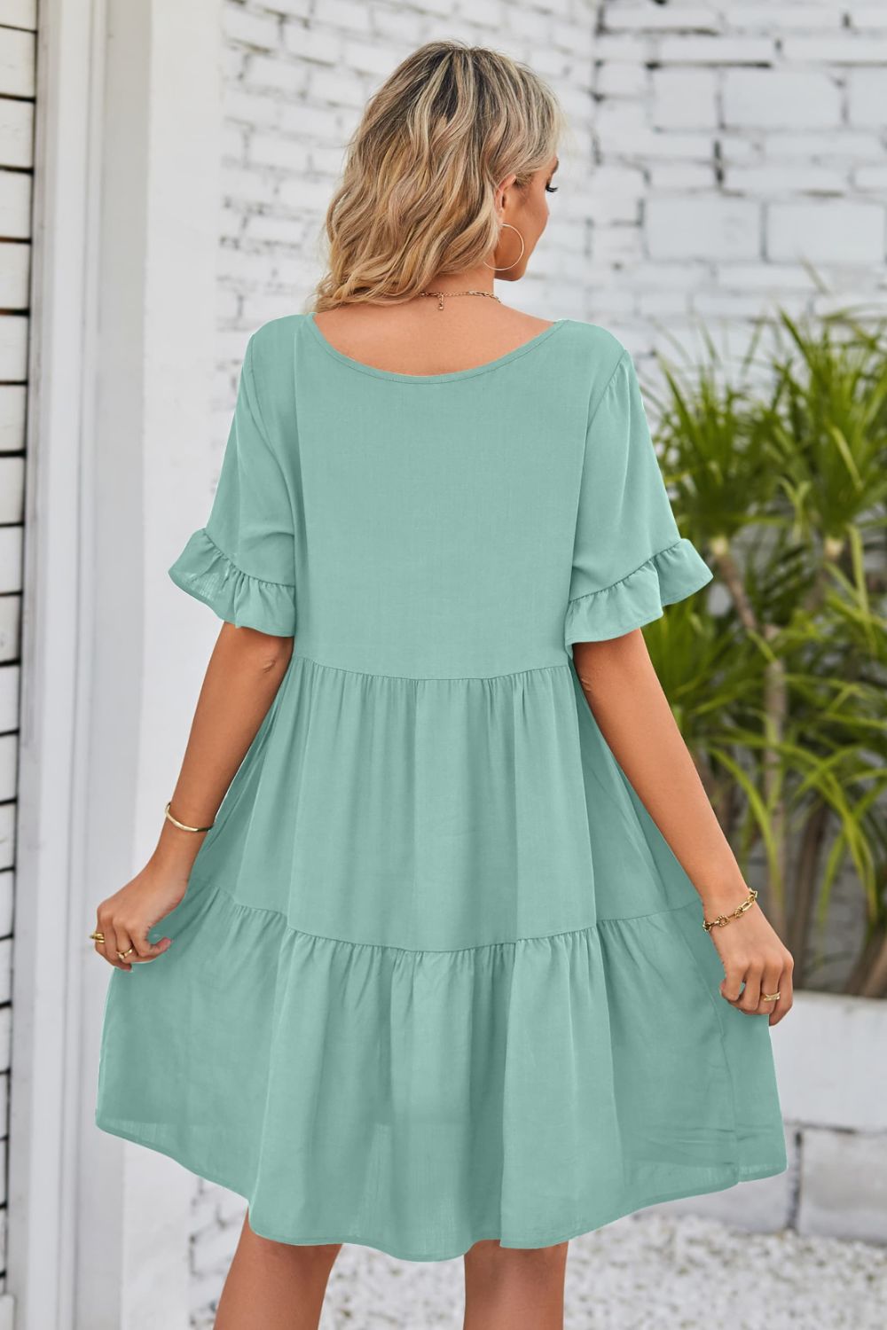 Vestido con escote en V, mangas con volantes y capas