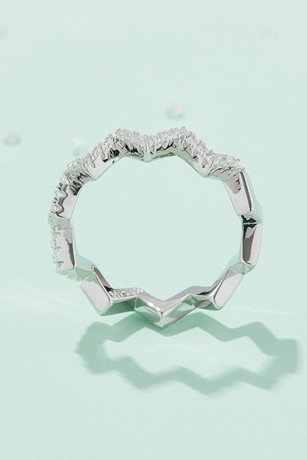 Anillo de banda ondulada de moissanita