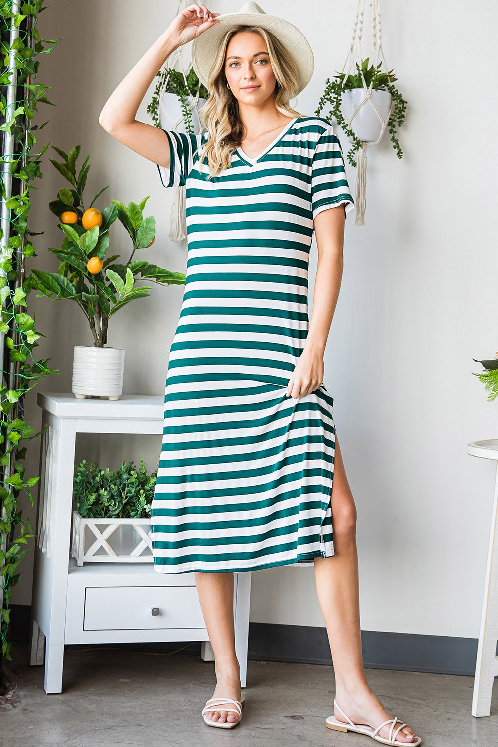 Vestido de rayas con escote en V, manga corta y abertura lateral