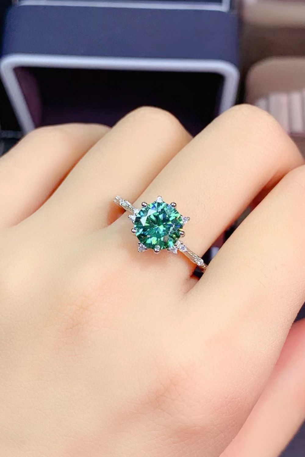 All Eyes On Me Anillo chapado en platino con moissanita de 1 quilate