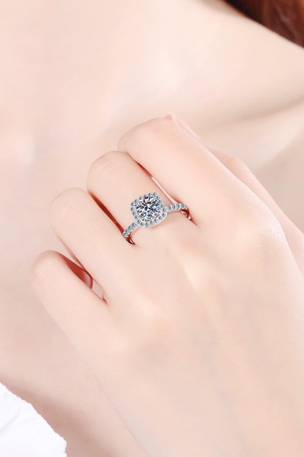 Anillo de halo cuadrado de moissanita de 2 quilates