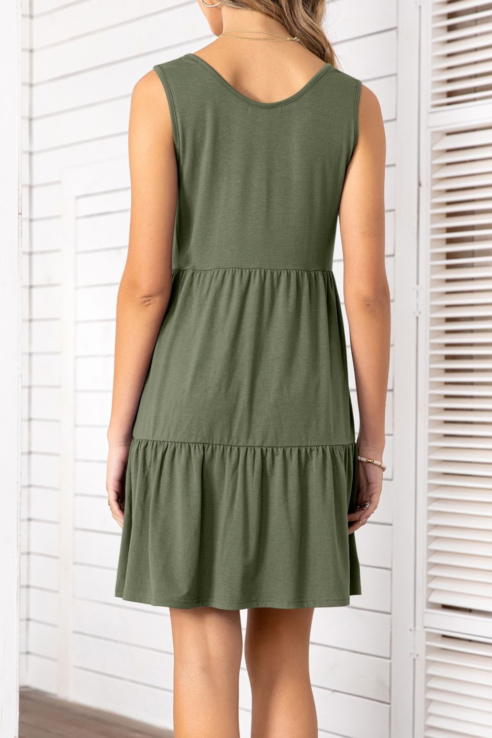 Vestido escalonado sin mangas con cuello redondo y botones decorativos