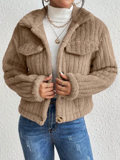 Chaqueta abotonada con cuello peludo