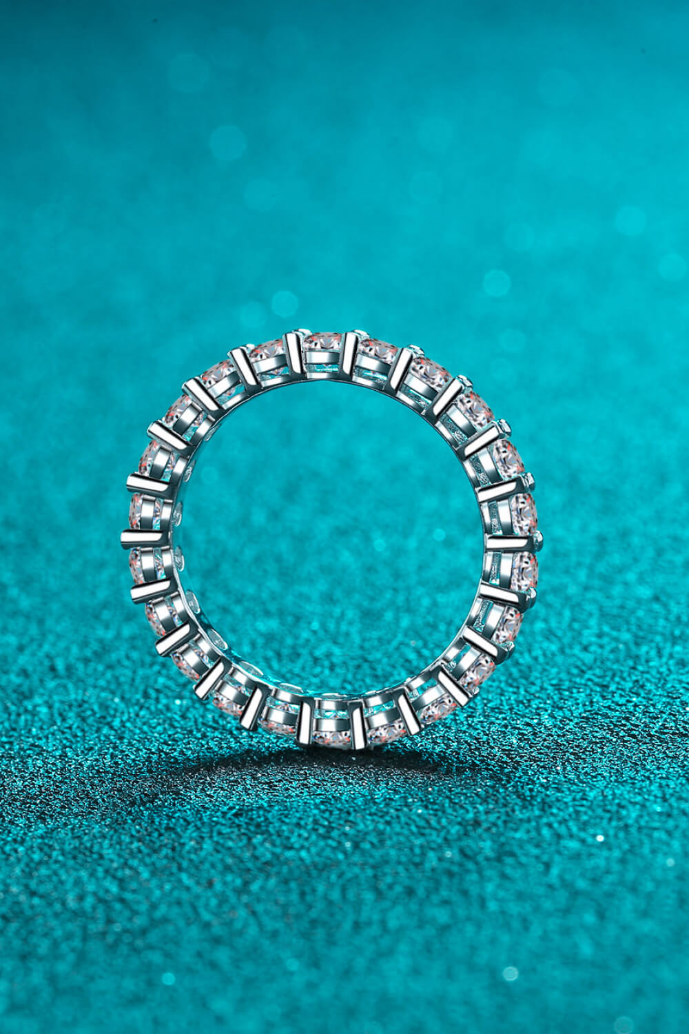Anillo chapado en rodio con moissanita de 2,2 quilates