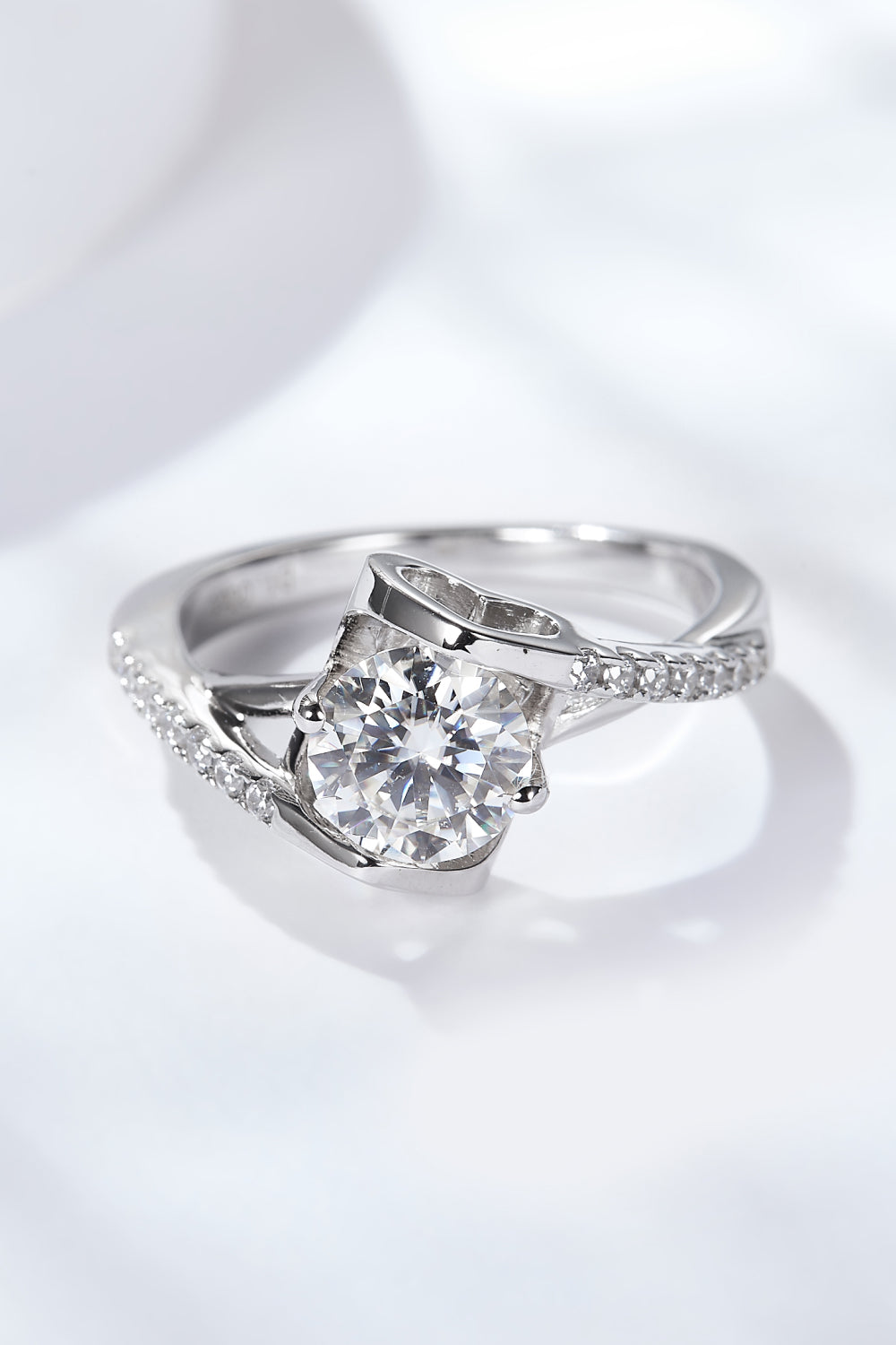 Anillo de moissanita chapado en platino Limitless Love