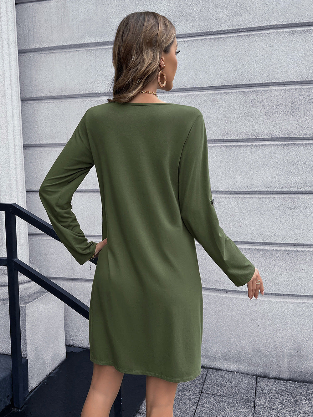 Vestido mini con cuello en V y botones