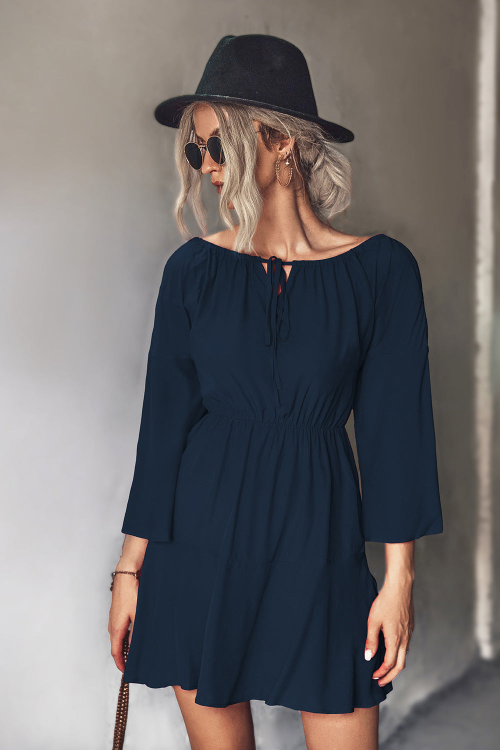 Mini vestido de manga acampanada con cuello anudado