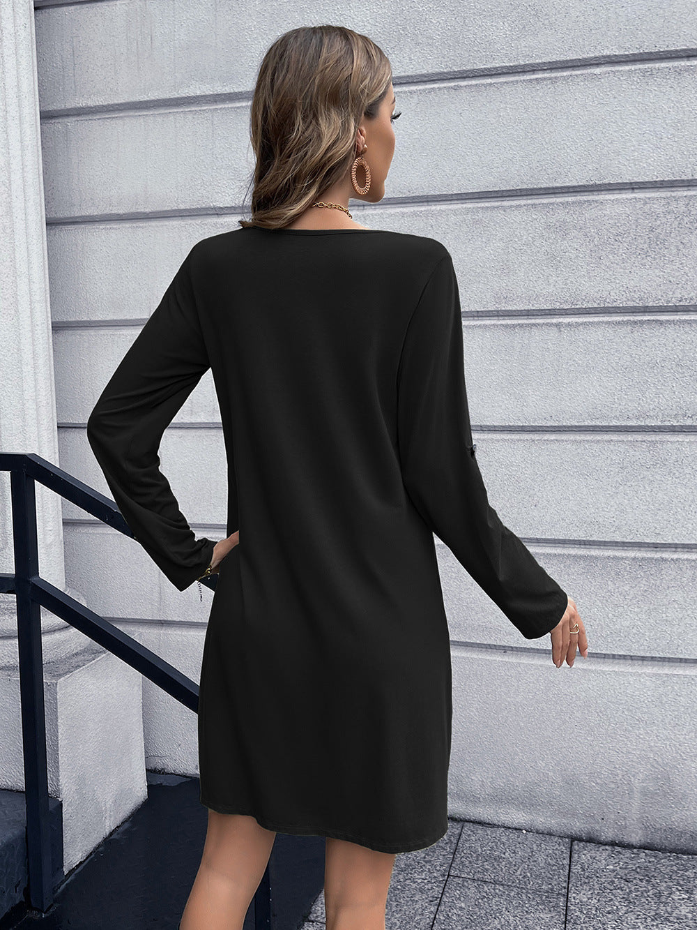 Vestido mini con cuello en V y botones