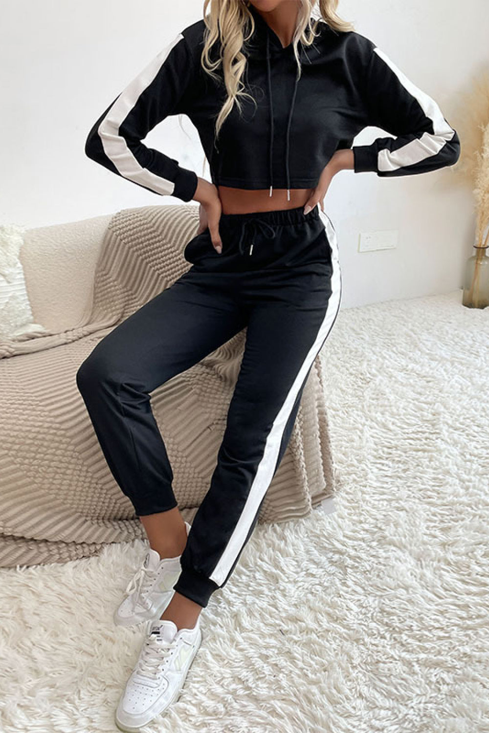 Conjunto corto de sudadera con capucha y chándal con raya lateral
