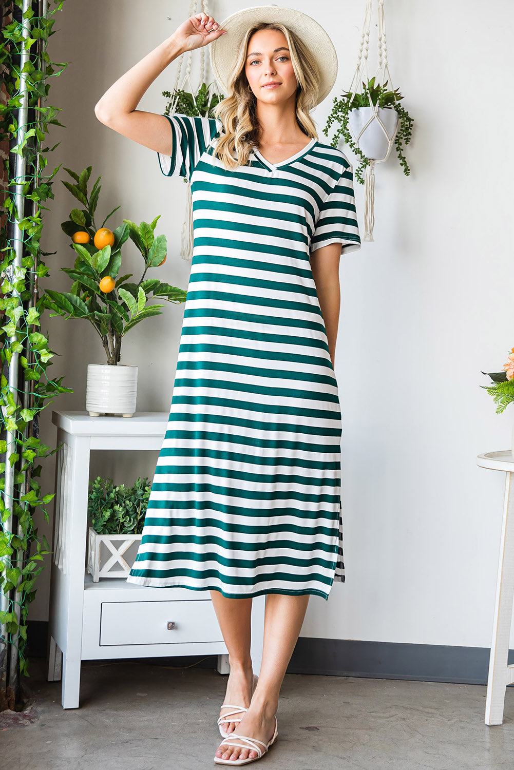 Vestido de rayas con escote en V, manga corta y abertura lateral
