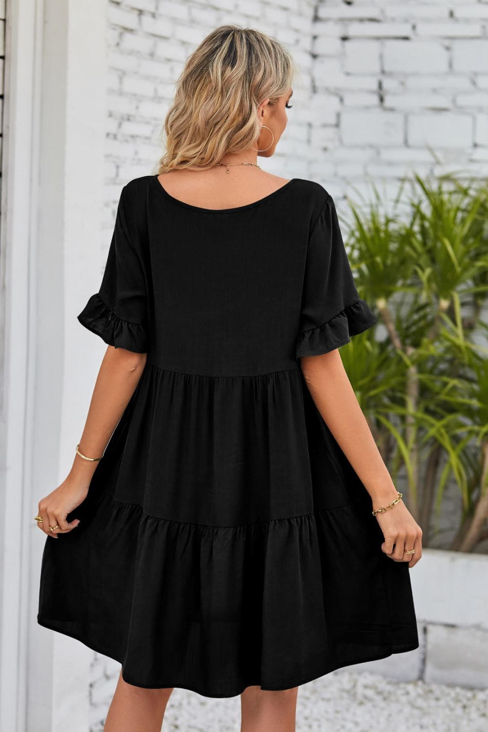 Vestido con escote en V, mangas con volantes y capas