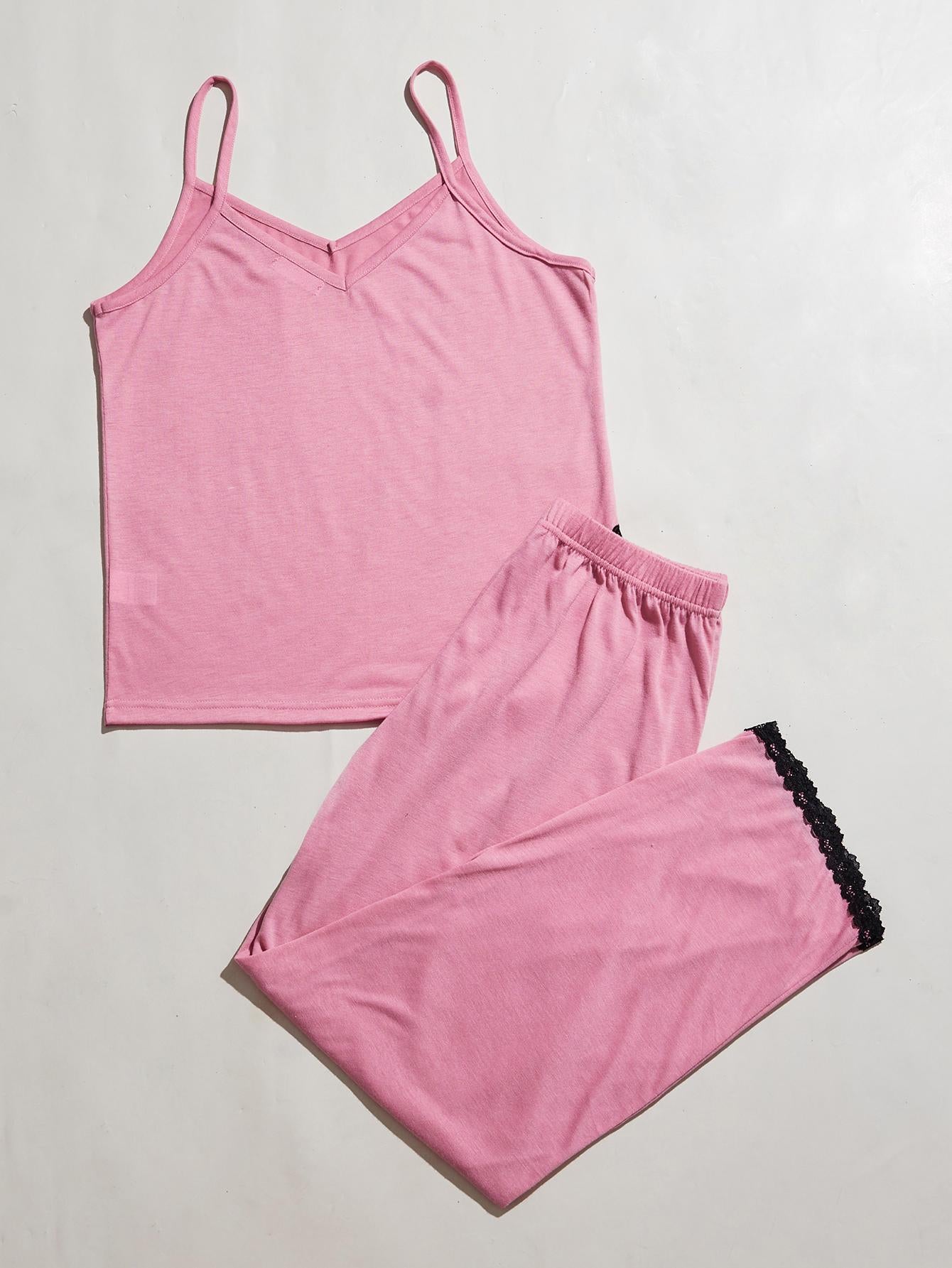 Conjunto de pijama con camisola y pantalón con abertura y ribete de encaje y escote en V