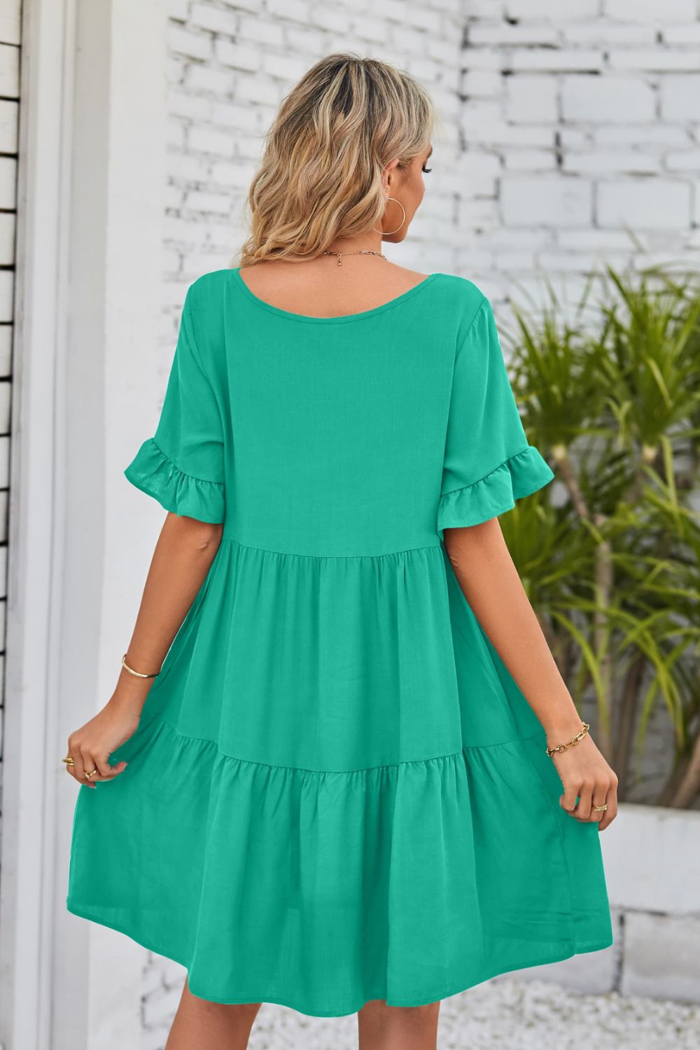Vestido con escote en V, mangas con volantes y capas