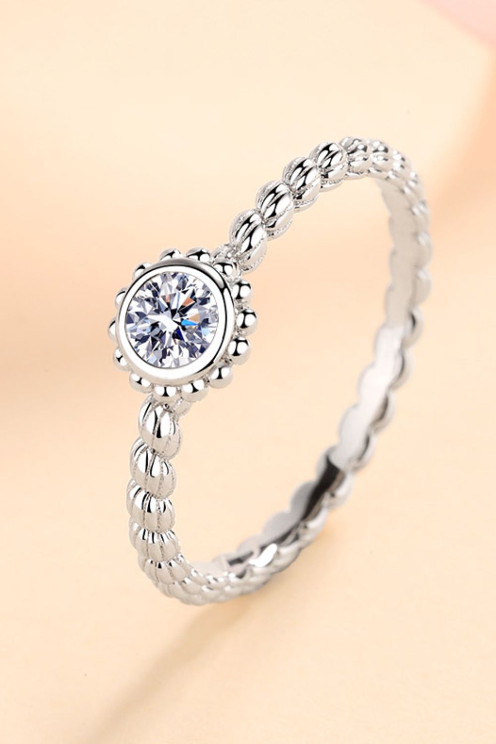 Anillo de moissanita con baño de rodio