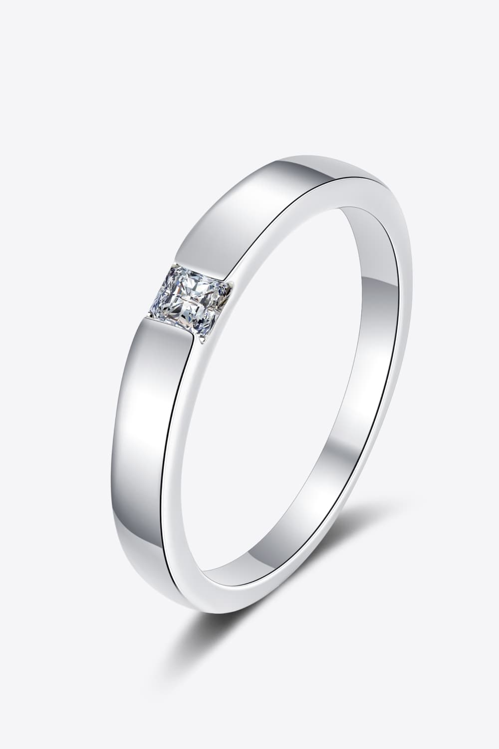 Anillo chapado en rodio con incrustaciones de moissanita