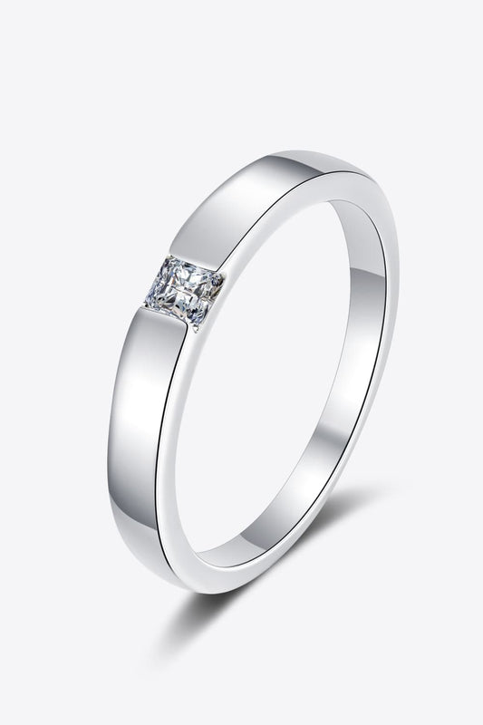 Anillo chapado en rodio con incrustaciones de moissanita