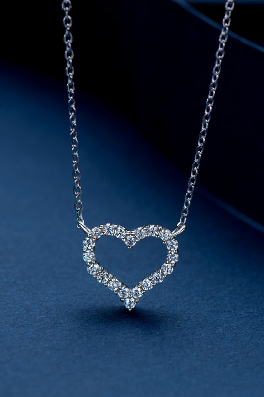 Collar de corazón chapado en platino con moissanita