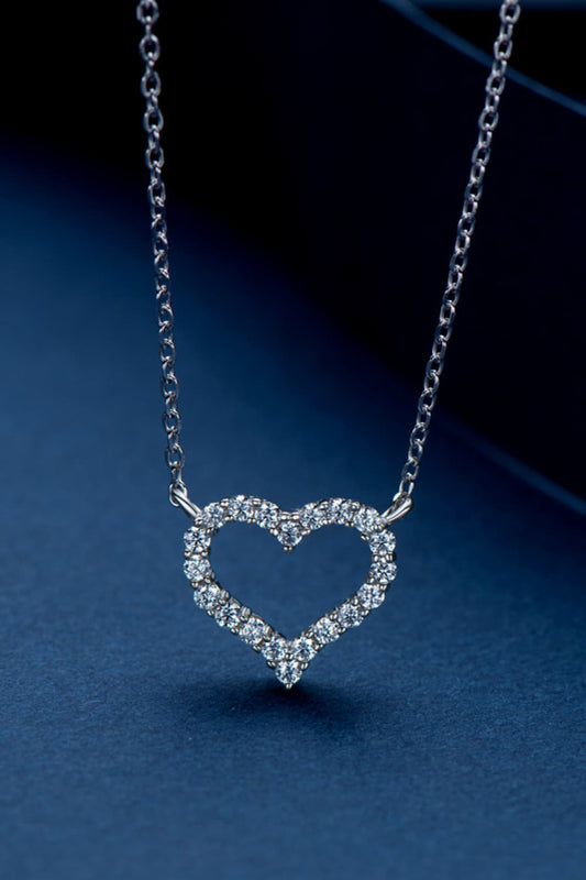 Collar de corazón chapado en platino con moissanita