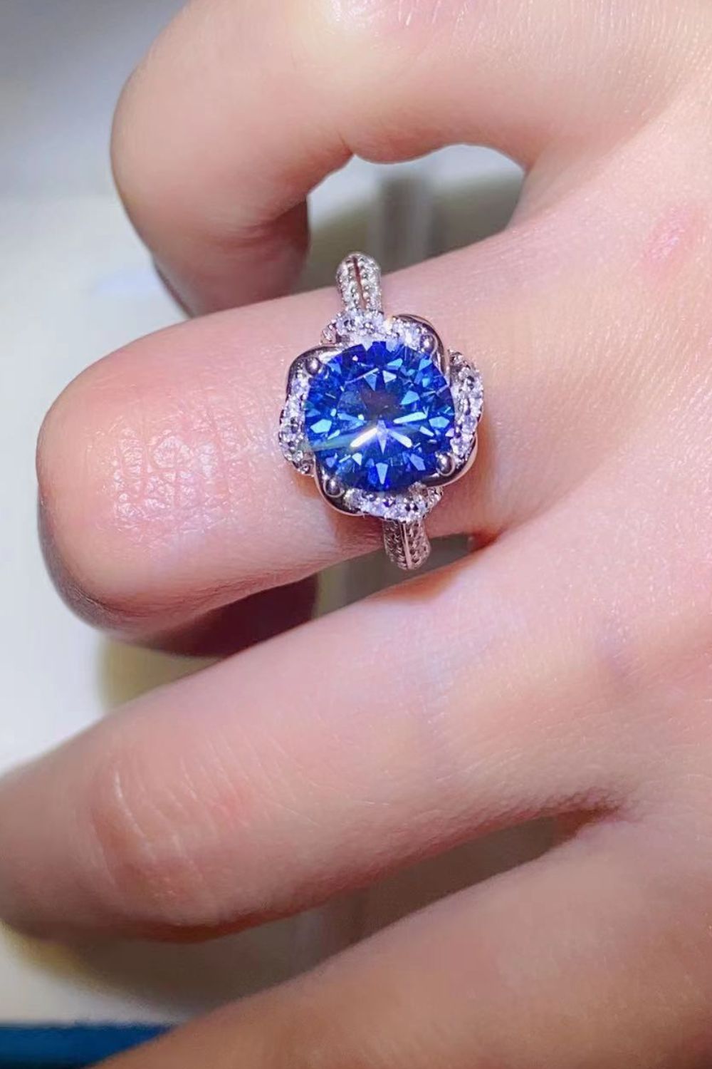 Anillo de plata de ley 925 con moissanita azul cobalto de 2 quilates
