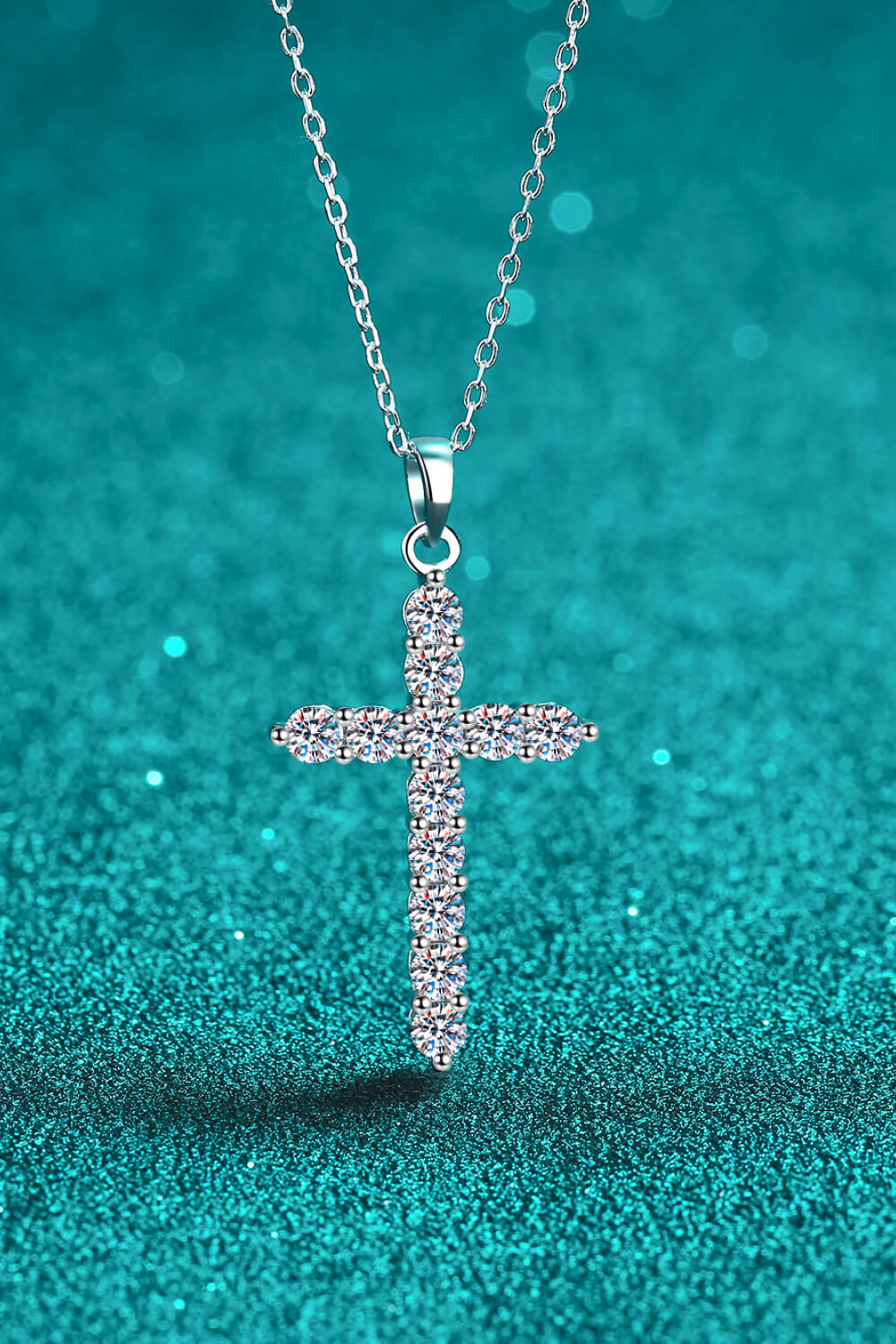 Collar de moissanita con cruz de plata de ley 925